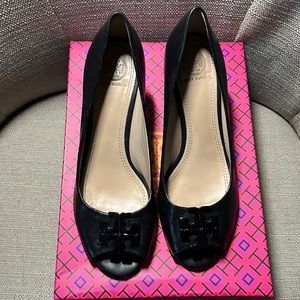 Tory Burch Lowell Peep Toe Wedge. Black. Size 8